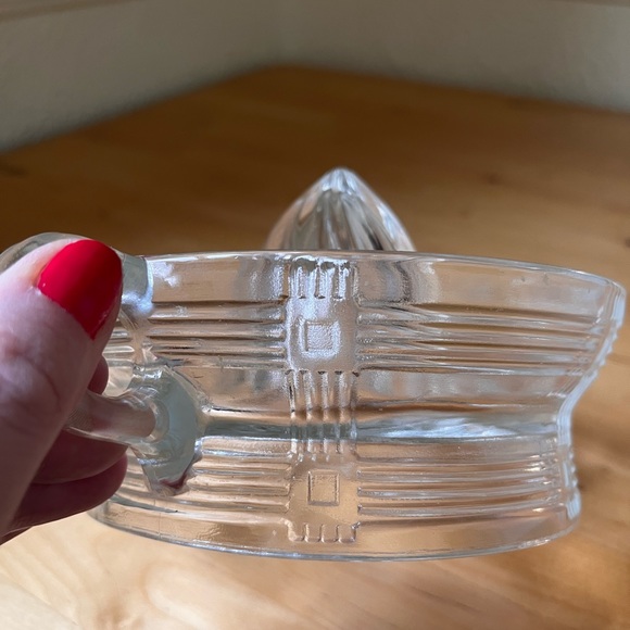 Vintage Hazel Atlas Crisscross Pattern Large Reamer or Juicer - Picture 6 of 7